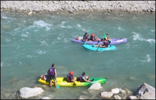  Paseo en canoa hinchable con amigos.